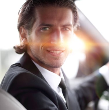 Adam direksiyonda oturuyor.