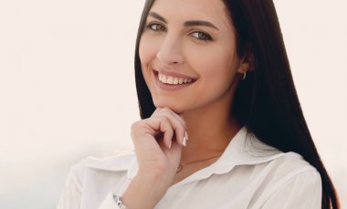 modern başarılı genç kadının yakın çekim yüz