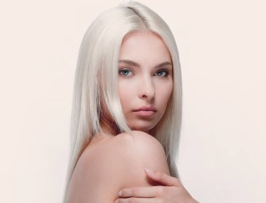 Güzel, şık bir genç kadının portresi..