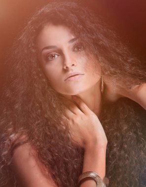 Kadın modeli uzun parlak dalgalı saç modeli ile.