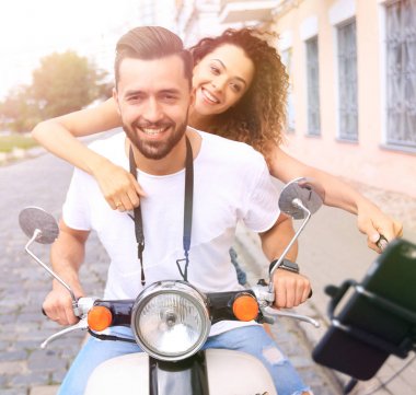 Mutlu çift motosiklet üzerinde seyahat. Seyahat kavramı