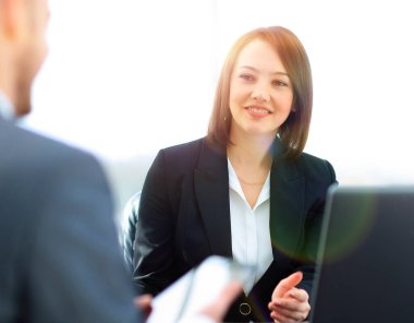 Ofiste masada birlikte çalışan iş adamları