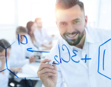 bir gülümseyen, yakın bilim adamı yazıyor bir formül üzerinde blackboa