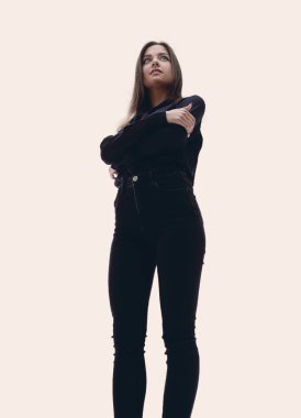 Aşağıdan duran genç iş kadını göster.