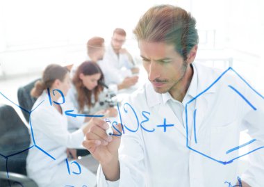 şeffaf yönetim kurulu ile görüntüleyin. bilim adamı tahtaya yazıyor