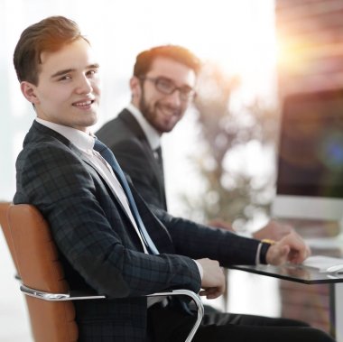 onun masasında genç Yöneticisi.