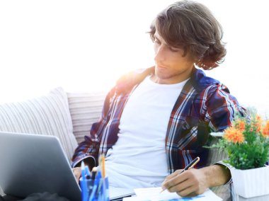 Kendine güvenen adam evde laptop ile çalışma.