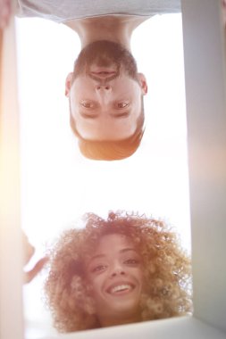 Kutunun içini arıyor yeni evliler altından göster.