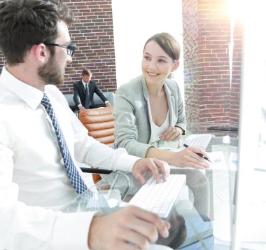 bir masanın arkasında oturan genç profesyoneller