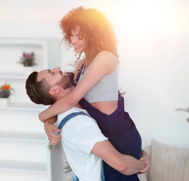 Mutlu karı koca yeni bir daire içinde