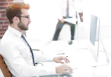 işadamı bilgisayarda mali grafiklerle çalışma