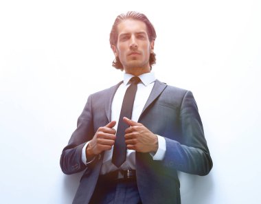 işadamı beyaz duvara yaslanmış