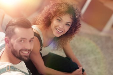 Mutlu genç çift yeni bir daire içinde.