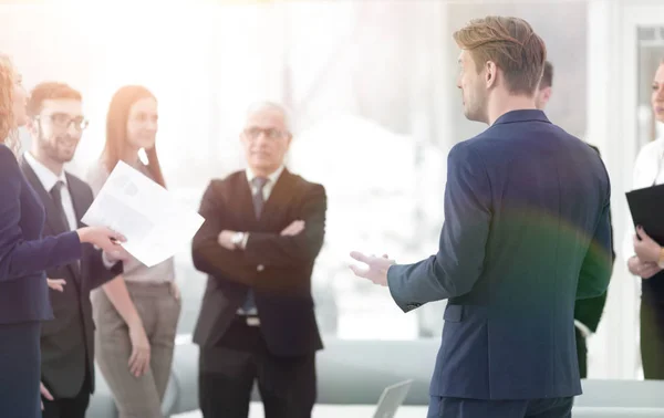 Beeld is blurred.the die Manager een verslag aan het bedrijf-team maakt — Stockfoto