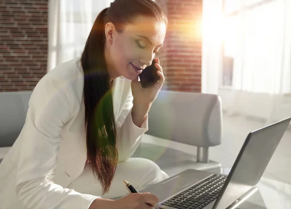 Geschäftsfrau arbeitet mit Finanzdokumenten — Stockfoto