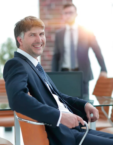 空の会議室で座っているビジネスマン — ストック写真