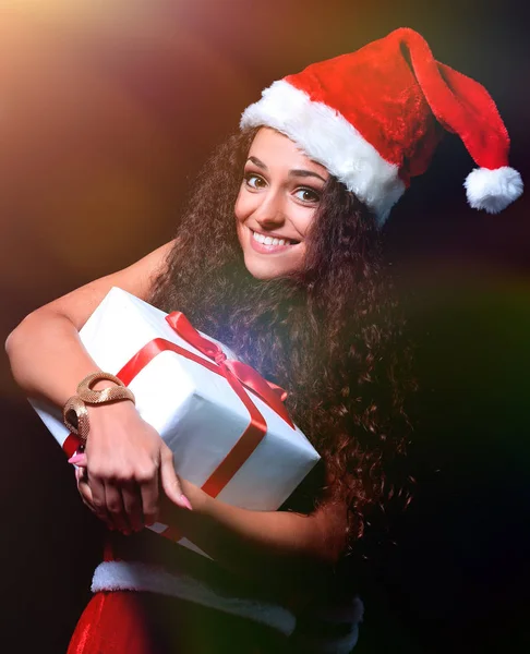 Hermosa mujer con una caja de regalo de Navidad sobre un fondo negro — Foto de Stock