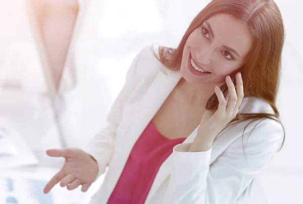 Mujer Gerente hablando por teléfono — Foto de Stock