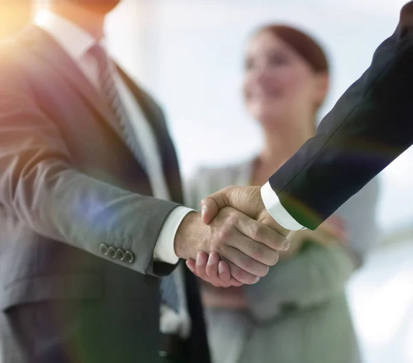 Närbild av affärspartners handslag — Stockfoto