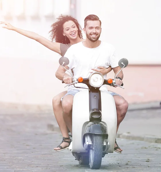 Hombre fresco y hermosa chica montando en scooter con expresión — Foto de Stock