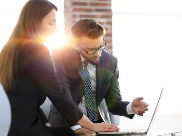 Dos compañeros de trabajo discutiendo divertido proyecto sobre un ordenador portátil — Foto de Stock