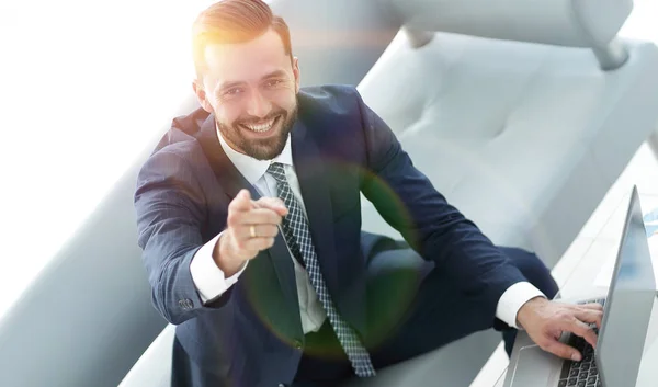 Concepto de negocio. Hombre de negocios con portátil señalando su dedo u — Foto de Stock