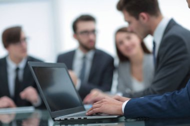 Dizüstü bilgisayarda çalışan iş adamı elinde.