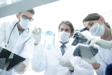 genç bilim adamları mikroskop ve test tüpleri ile çalışma