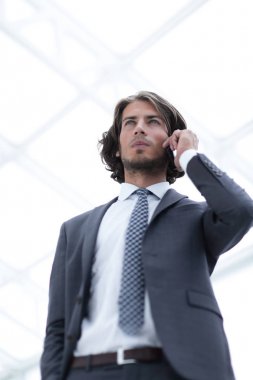 Mobil .isolated beyaz üzerine konuşurken işadamı.