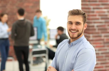 B birinde ayakta başarılı genç iş adamı