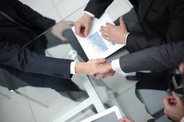 Obchodní muži dělat handshake. Obchodní koncept. — Stock fotografie