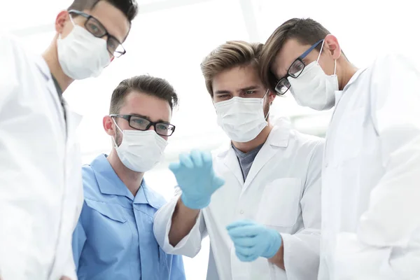 Close-up. een team van artsen in beschermende maskers. — Stockfoto