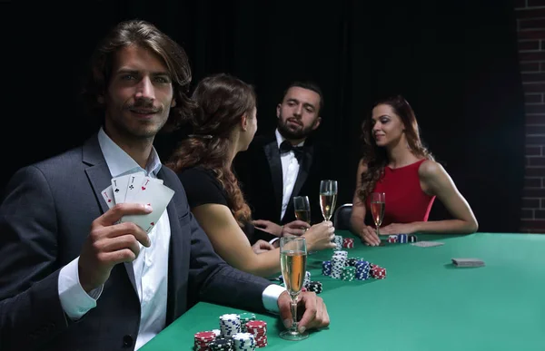 Gruppe finsterer Pokerspieler — Stockfoto