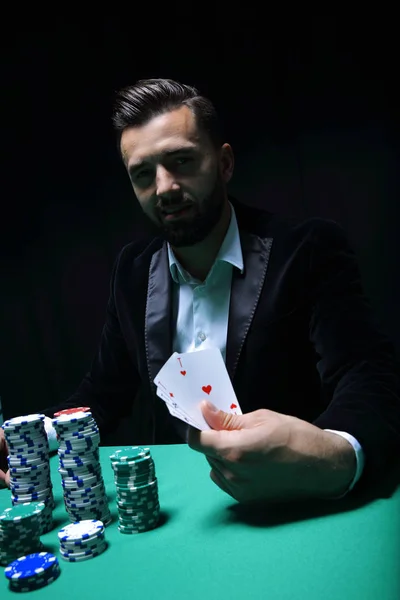 Happy poker player winning and holding a pair of aces — Stock Photo, Image