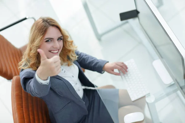 Geschäftsfrau zeigt Daumen hoch, — Stockfoto