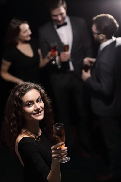 Stylowy, młoda kobieta z lampką szampana — Zdjęcie stockowe