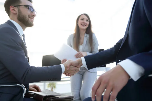 Affärshandslag på ett kontor. — Stockfoto