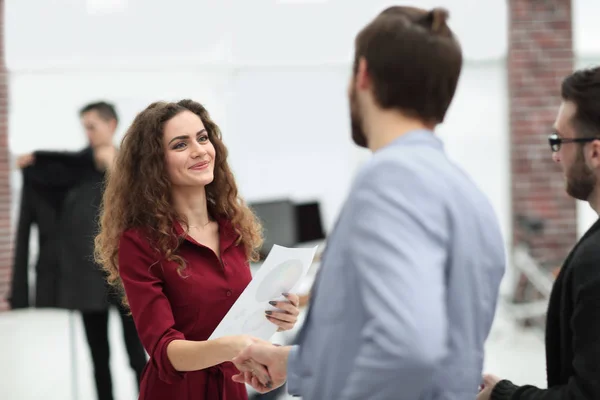 Apretón de manos entre el diseñador y el cliente — Foto de Stock