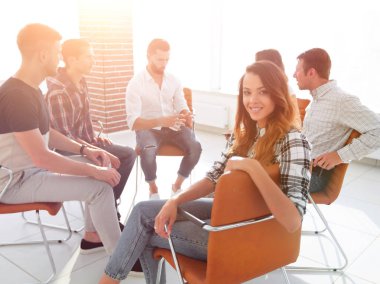 iş kadını atölyesinde oturmuş