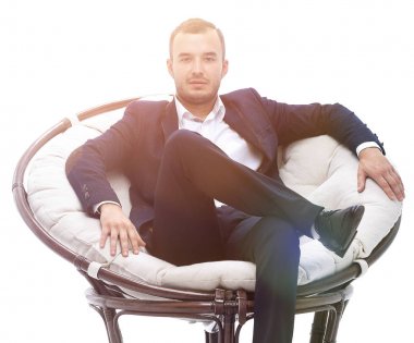 genç işadamı rahat bir sandalyede oturuyor