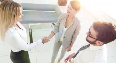 top.handshake ofis lobisinde toplantı üzerine iş ortakları üzerinden görüntülemek.