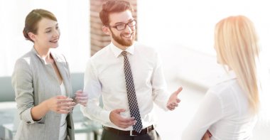 Ofiste konuşmak Yöneticisi ve iş takım.