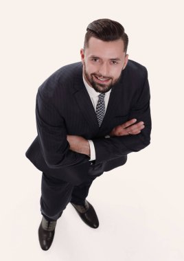İş adamı kameraya bakıyor.