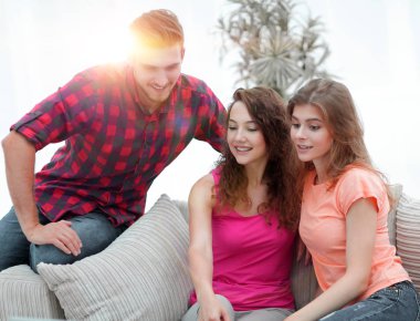 oturma odasında kanepede oturan öğrencilerin grup.