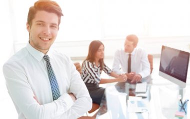 Ofisin arka planında başarılı bir işadamı.