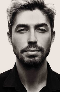 Genç adam portresi kapatın. Siyah ve beyaz.