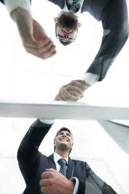 Aşağıdan görüntüleyin. Camın arkasından. Karşılıklı iş ortakları