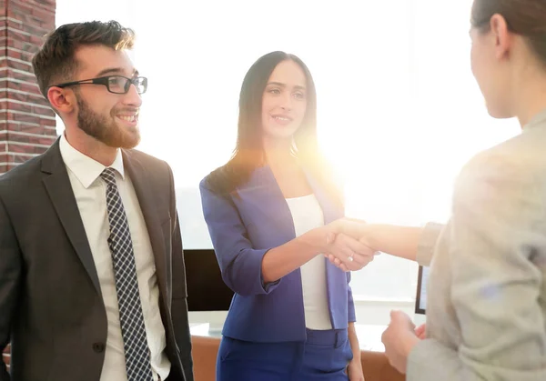 Metoda handshaking dvě krásné podnikatelky v úřadu — Stock fotografie