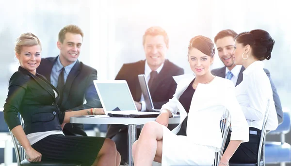 Erfolgreiche Geschäftsleute, die am Laptop arbeiten, am Tisch sitzen — Stockfoto