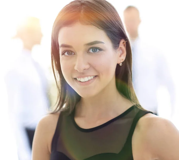 Retrato de mujer de negocios joven sobre fondo borroso . — Foto de Stock